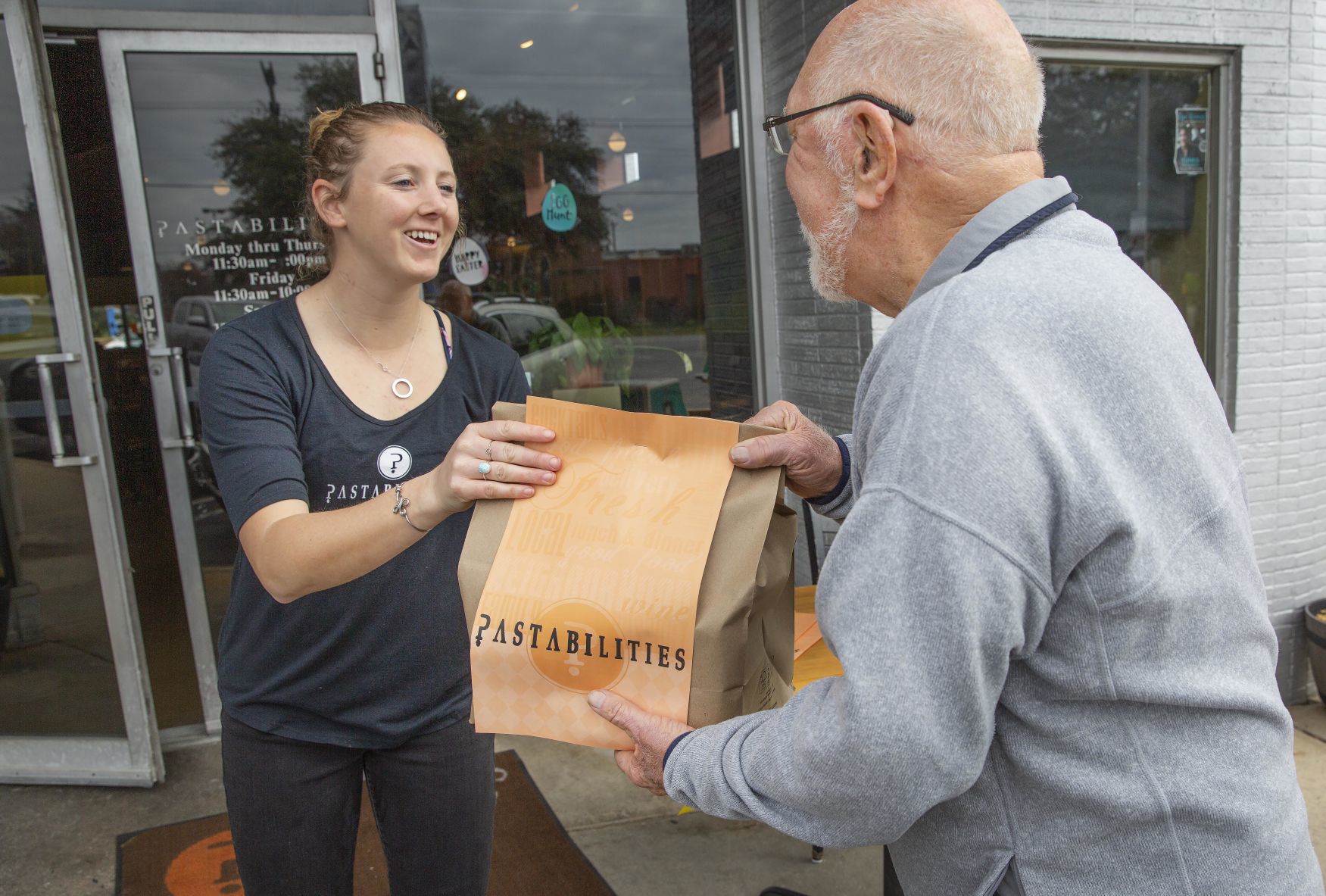 Restaurants turning to curbside food pickup